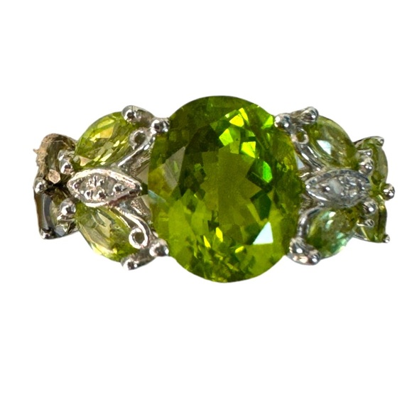 Beautiful chartreuse green peridot ring 💚 - Picture 9 of 16